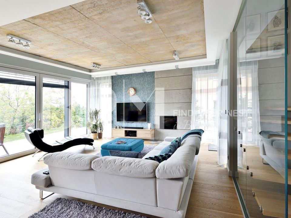 Modern minimál stílusú medencés villa Budán
