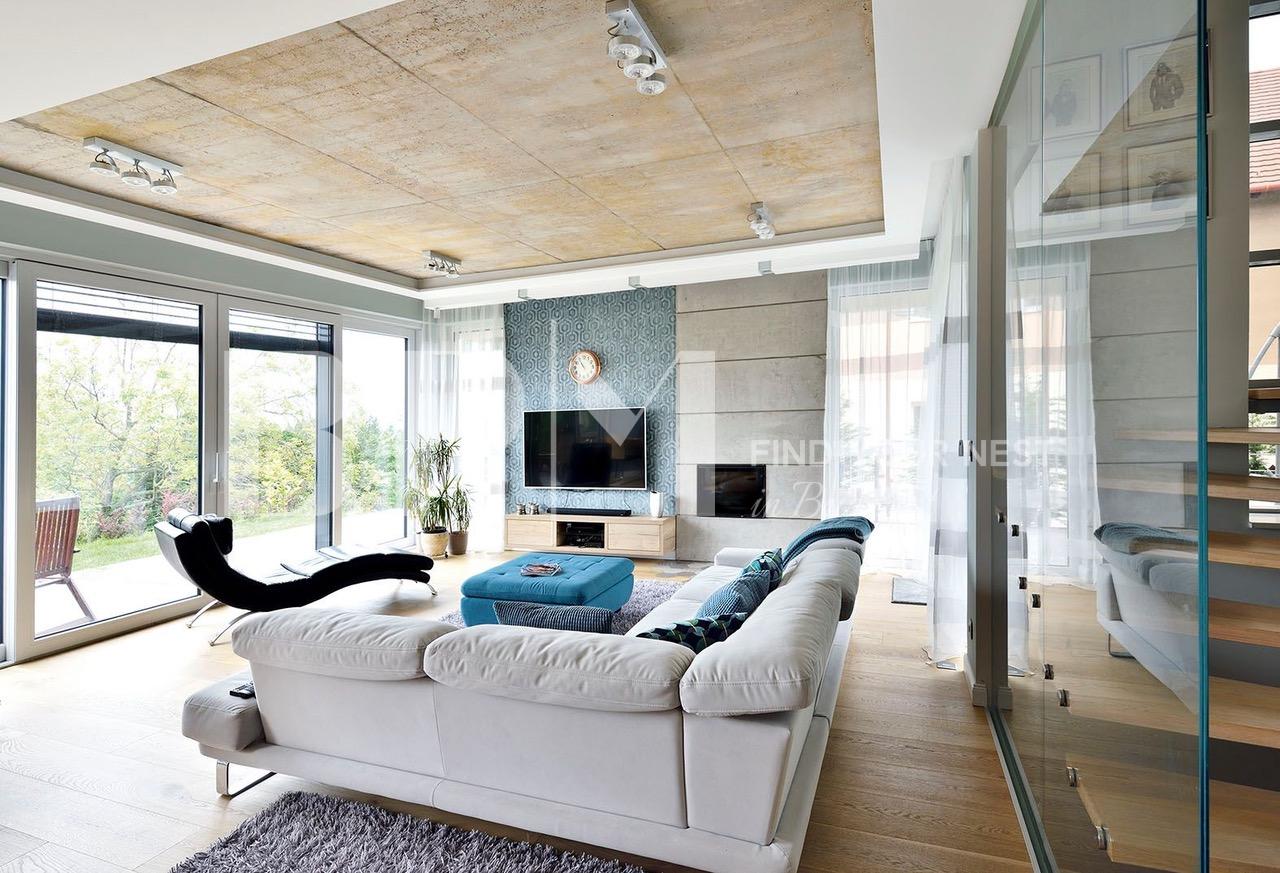 Modern minimál stílusú medencés villa Budán