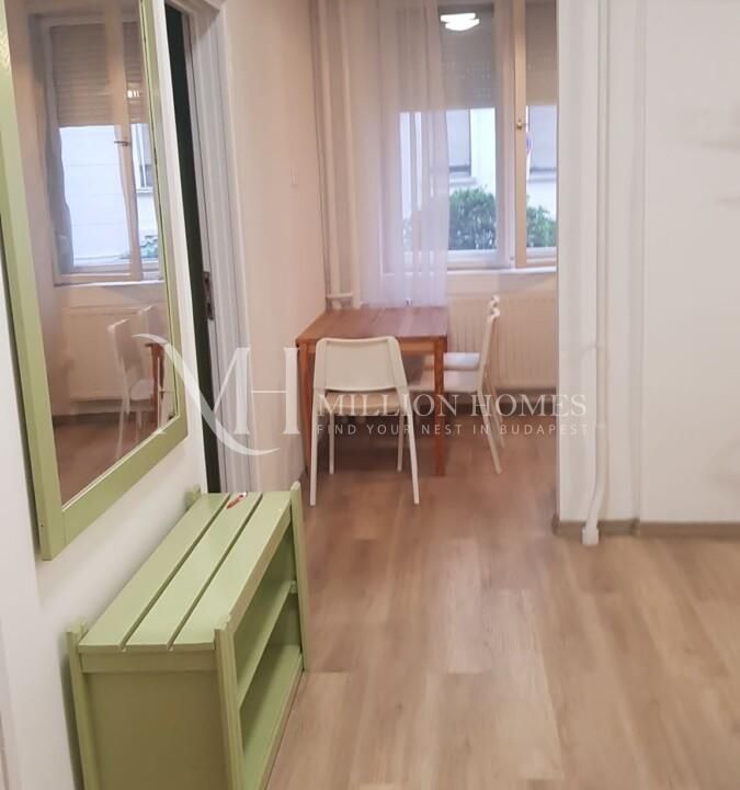 Felújított, kétszobás lakás az V. kerületben