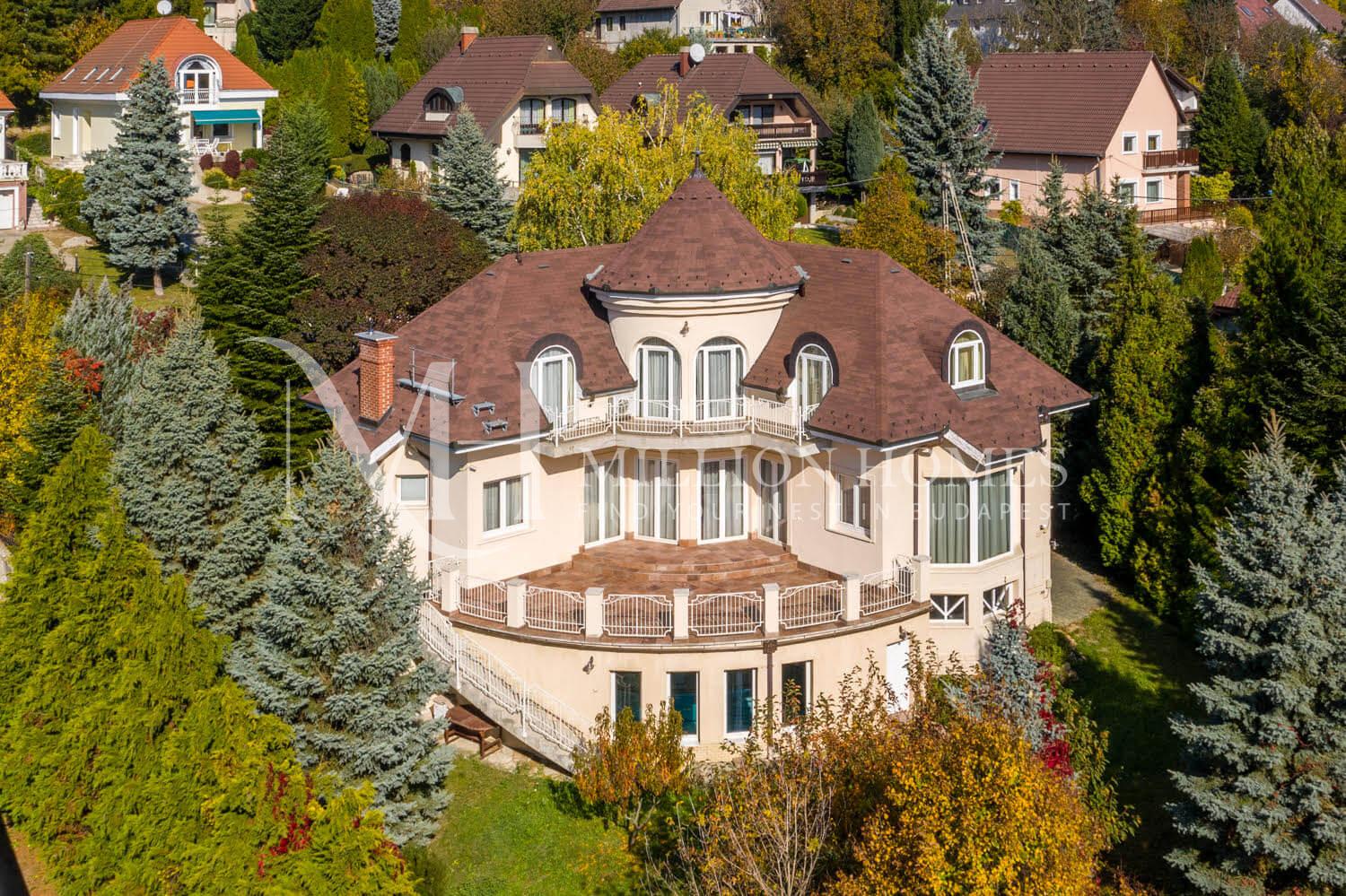 Klasszikus stílusú villa Budán – Sürgős eladás áron alul