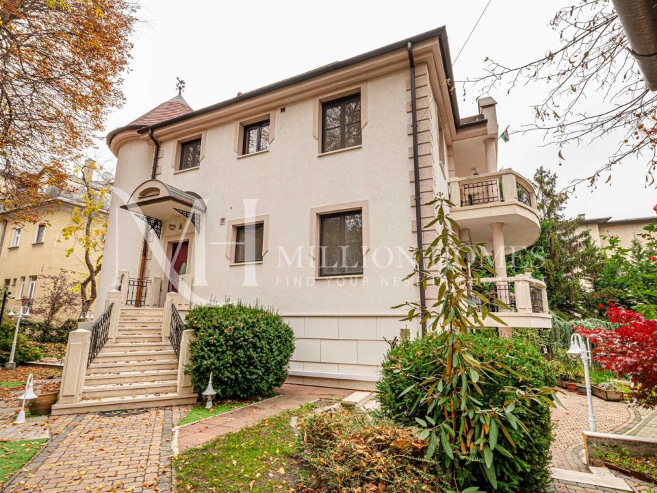 Felújított klasszikus villa medencével és kerttel a Rózsadombon