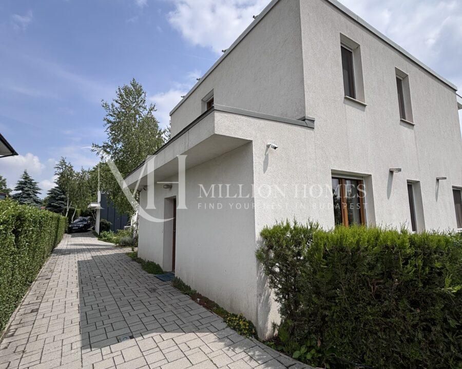 Modern, teljesen bútorozott, 110 m2-es ikerház a III. kerületben