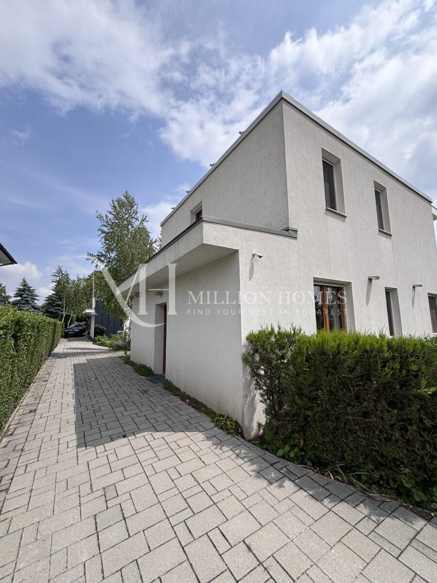 Modern, teljesen bútorozott, 110 m2-es ikerház a III. kerületben