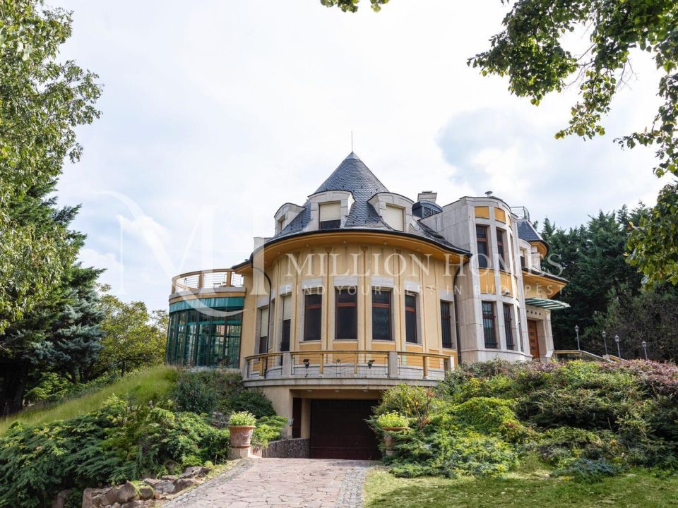 Exkluzív, világos villa kiadó Budapest III. kerületében